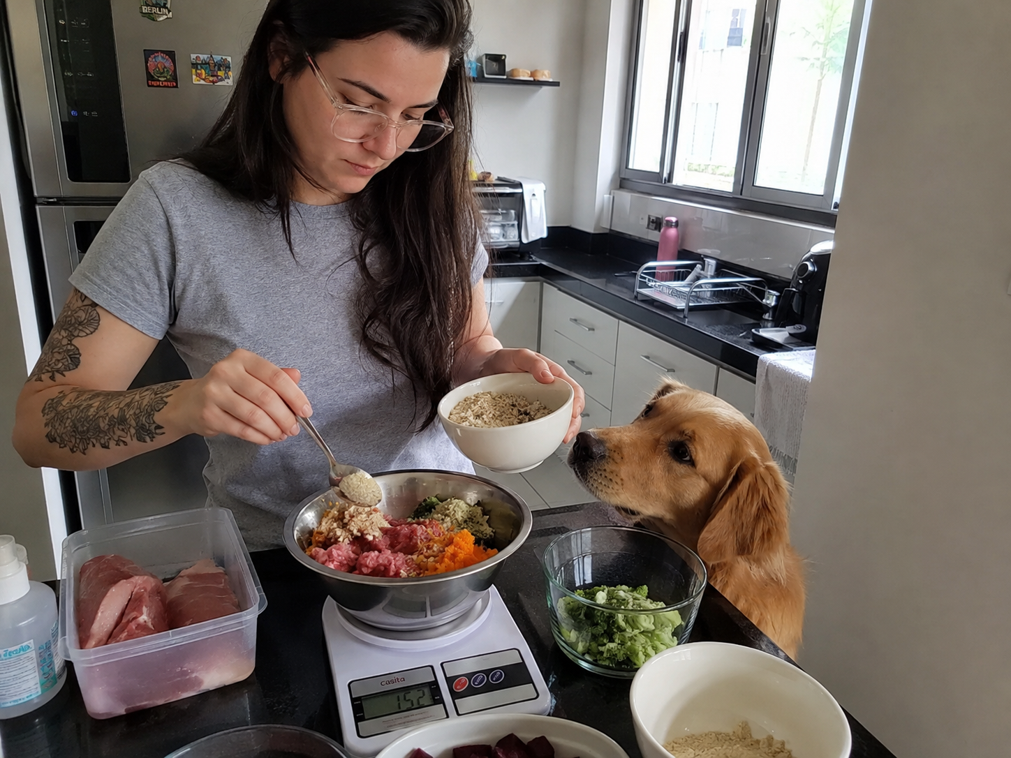 Tutora pesando e preparando com cuidado os ingredientes da Alimentação Natural do cão